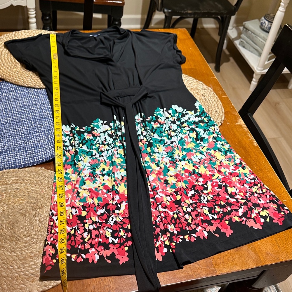 GAP Black dress with tie, and Floral Accents Sz L, excellent condition!